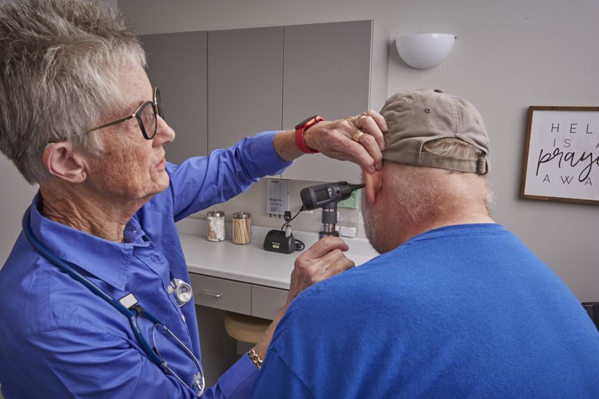 El interior acogedor de His Hands Free Clinic.